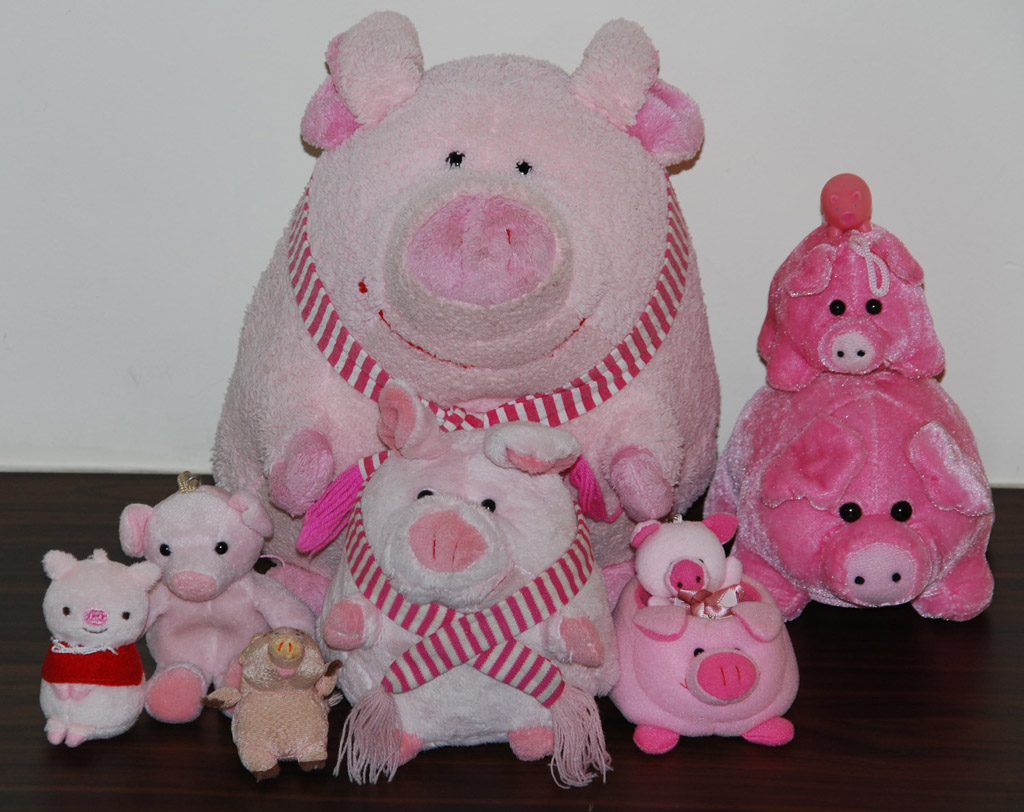 From left to right: Ohaiyo Gozaimasu!, Mein Fleisch gehört mir, Poot Poot, Pee Pee, Poooooooot, Baby Pig, Handphone Holder, Glow Lucky Pig, Ein Euro, Zwei Euro (aka Unglücksbringer)